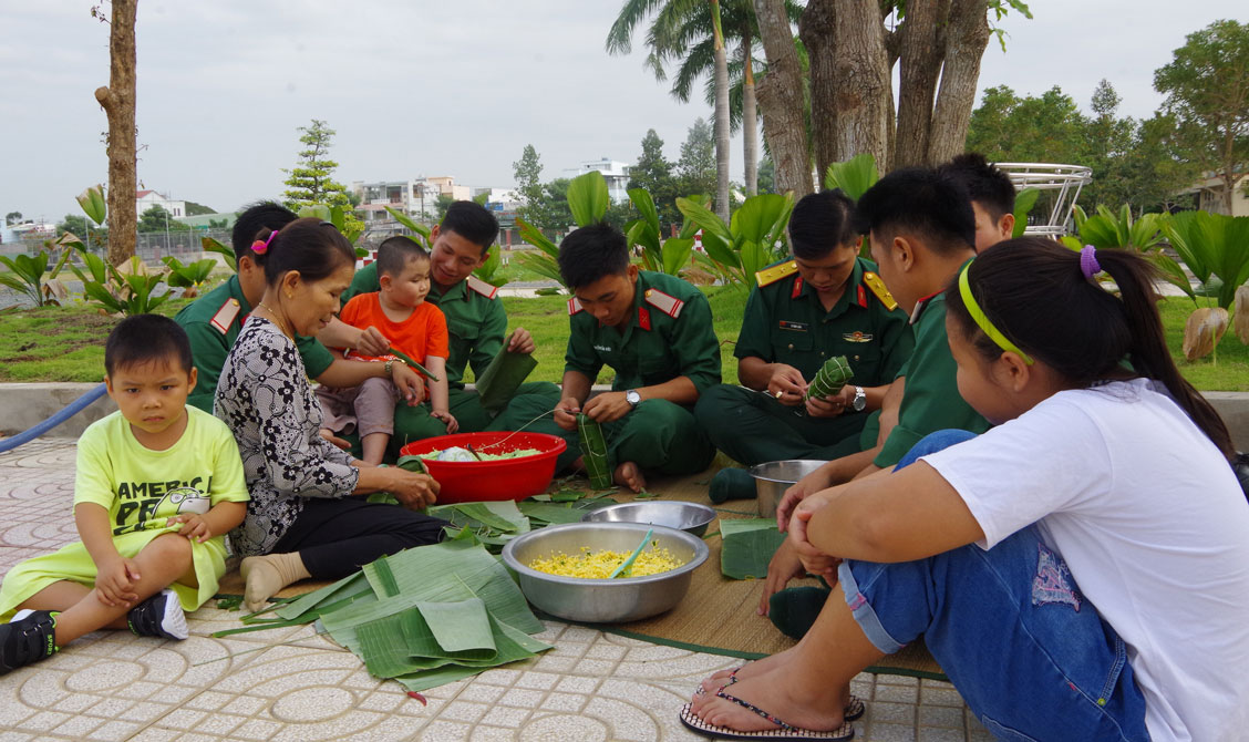 Bộ đội cùng người dân gói bánh tét