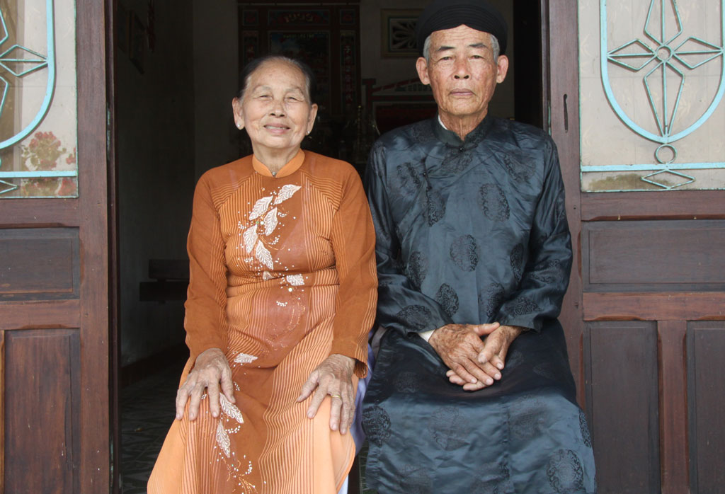 Mùng 1 tết, ông Nguyễn Văn Mùi và vợ thường  mặc áo dài để  vái lạy tổ tiên
