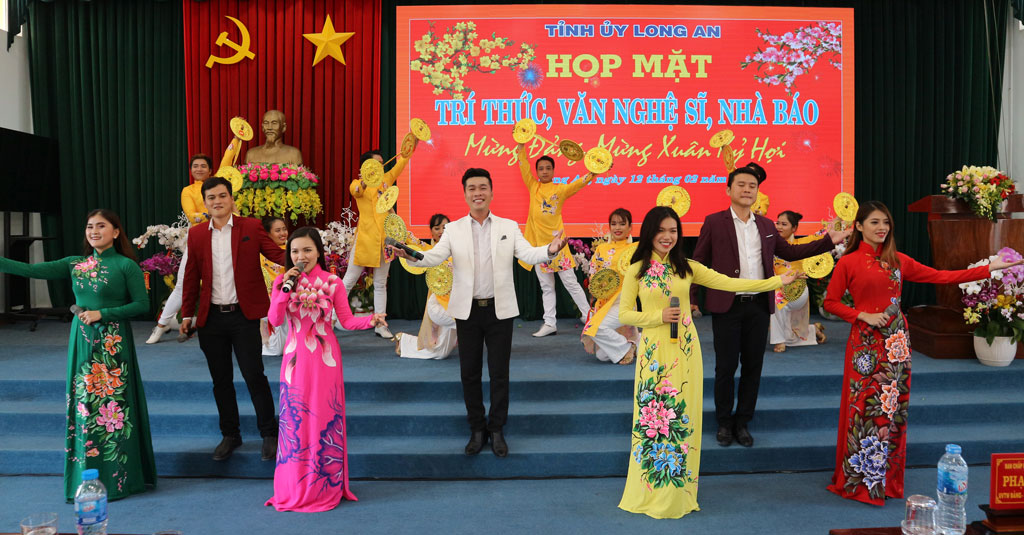Nồng ấm cuộc họp mặt trí thức, văn nghệ sĩ, nhà báo tiêu biểu