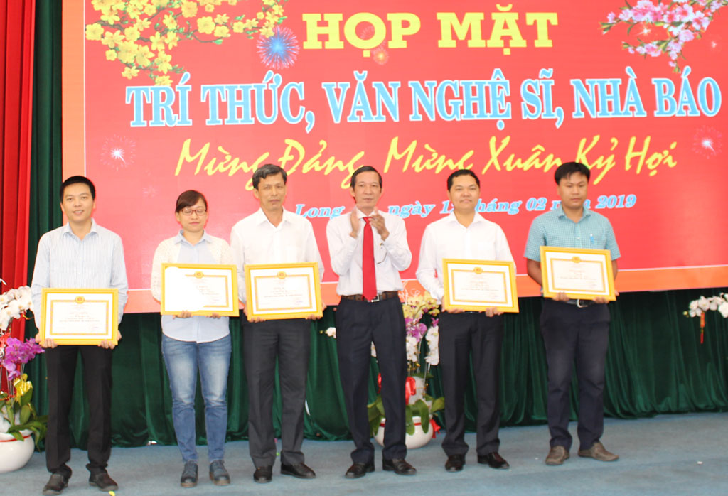 Nồng ấm cuộc họp mặt trí thức, văn nghệ sĩ, nhà báo tiêu biểu