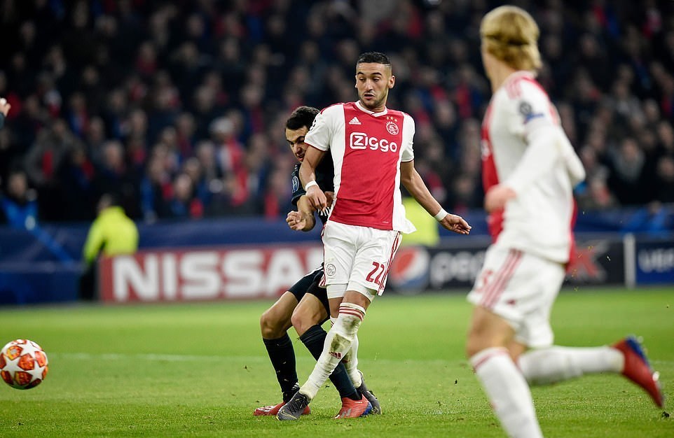 Ziyech gỡ hòa cho chủ nhà Ajax.