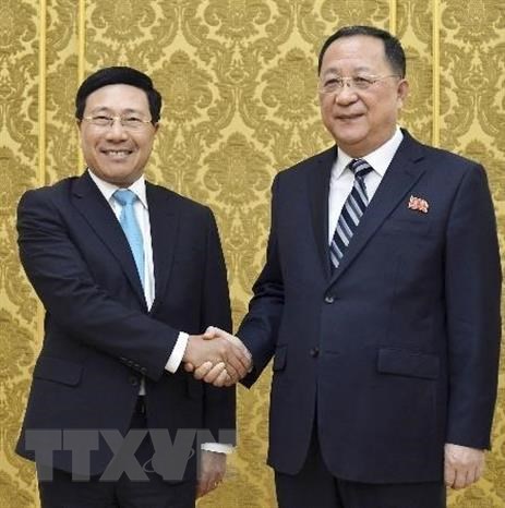 Phó Thủ tướng, Bộ trưởng Ngoại giao Phạm Bình Minh thăm Triều Tiên Phó Thủ tướng, Bộ trưởng Ngoại giao Việt Nam Phạm Bình Minh (trái) và Bộ trưởng Ngoại giao Triều Tiên Ri Yong-ho trong cuộc gặp tại Bình Nhưỡng ngày 13/2/2019. (Nguồn: Kyodo/ TTXVN)