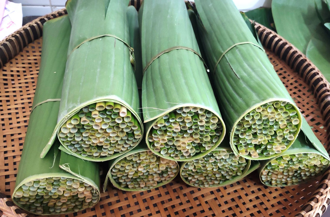 Ngoài sản xuất ống hút cỏ bàng tươi, anh Trần Minh Tiến còn phơi khô để bảo quản được lâu hơn