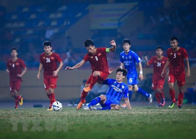 Pha tranh chấp bóng của cầu thủ hai đội U22 Việt Nam và câu lạc bộ Ulsan Hyundai. (Ảnh: Trọng Đạt/TTXVN)