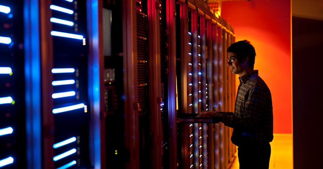 Kỹ sư hệ thống làm việc với các máy chủ tại trung tâm dữ liệu. Ảnh: AFP/Getty Images