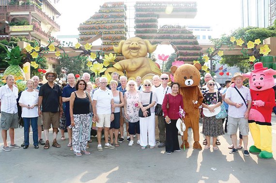 Du khách thích thú với đường hoa nghệ thuật tại TP Cần Thơ dịp Tết Kỷ Hợi
