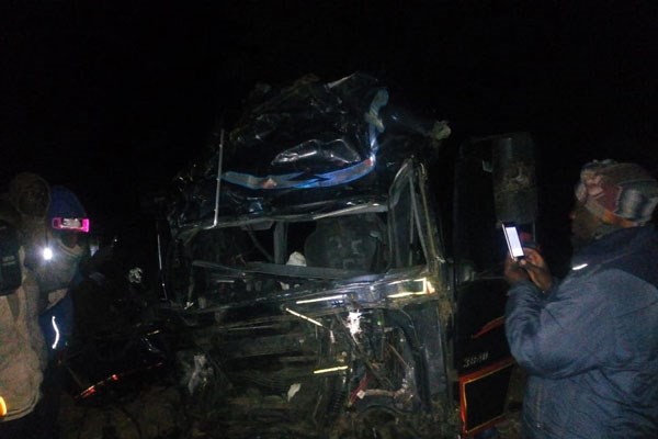 Chiếc xe khách nát bét tại hiện trường vụ tai nạn trên đường cao tốc Nakuru-Eldoret ngày 17/02/2019. (Nguồn: nation.co.ke)