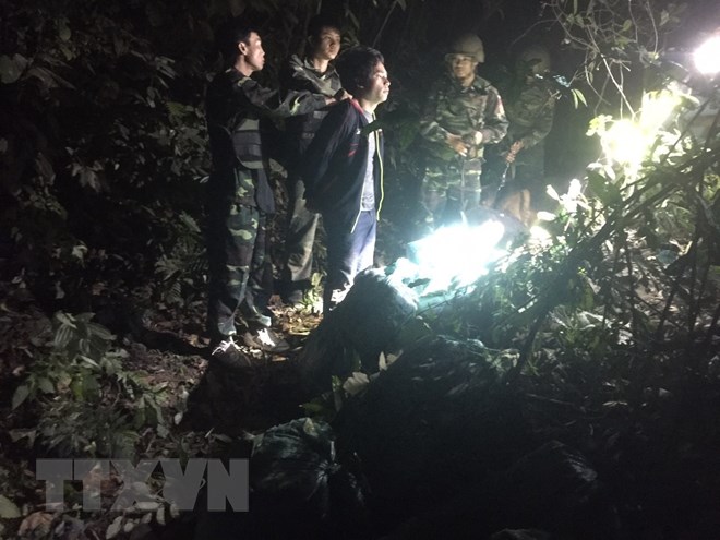 Các lực lượng chức năng tỉnh Hà Tĩnh cắt rừng, xuyên đêm bắt đối tượng vận chuyển 294kg ma túy đá từ Lào về Việt Nam. (Nguồn: TTXVN phát)