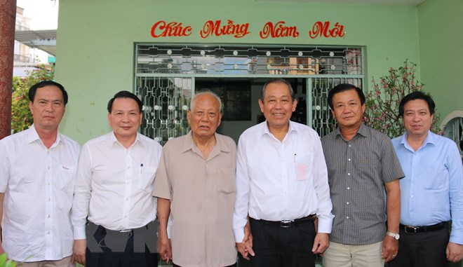 Phó Thủ tướng Thường trực Trương Hòa Bình, đến thăm và chúc sức khỏe ông Lê Phước Thọ, nguyên Ủy viên Bộ Chính trị, nguyên Trưởng Ban Tổ chức Trung ương. (Nguồn: TTXVN)