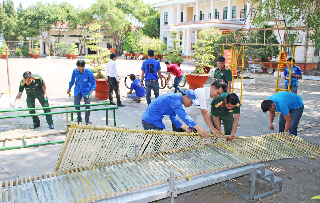 Huyện đoàn Tân Thạnh phối hợp Ban Chỉ huy Quân sự huyện chuẩn bị tổ chức hội trại, văn nghệ cho thanh niên trước khi lên đường làm nhiệm vụ