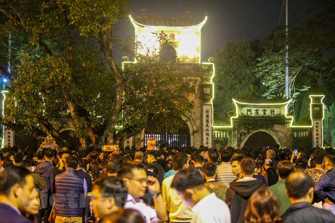 Hàng vạn người về dự khai ấn đền Trần - Nam Định năm 2019 Theo thông báo của Ban tổ chức lễ hội Khai ấn đền Trần, phải đến nửa đêm 18/2, du khách thập phương mới được vào phủ để xin ấn. Hàng nghìn người đã tập trung trước khu vực quảng trường lớn, vạ vật đợi đến giờ thiêng. (Ảnh: PV/Vietnam+)