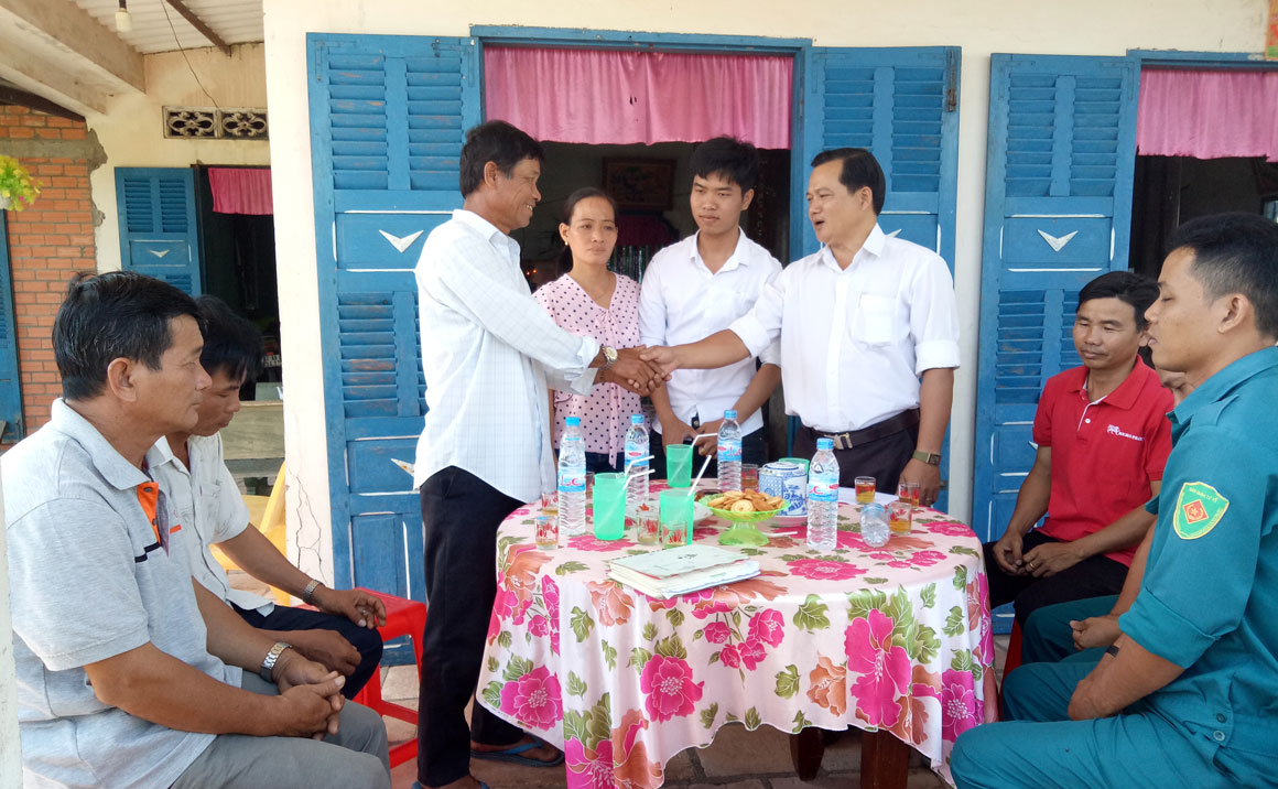 Cấp ủy, chính quyền địa phương đến thăm hỏi, động viên tân binh Nguyễn Văn Kha lên đường nhập ngũ