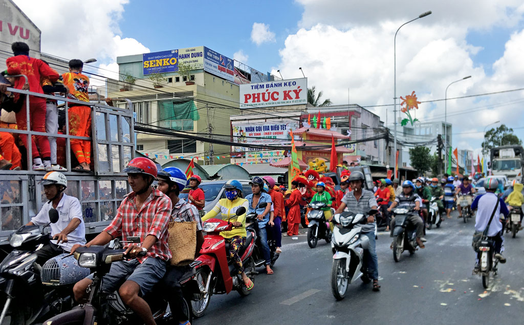 Các phương tiện bắt đầu đổ về trung tâm thị trấn Tầm Vu 