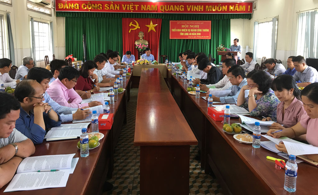 Năm 2019: Phấn đấu có ít nhất 3 cụm công nghiệp đi vào hoạt động Quang cảnh hội nghị