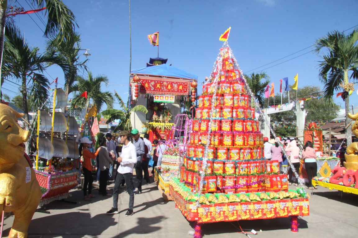 Cỗ bánh năm nay lớn hơn mọi năm