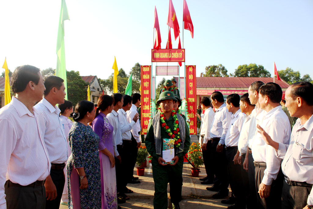 Các địa phương trong tỉnh Long An tiễn tân binh lên đường nhập ngũ 2019
