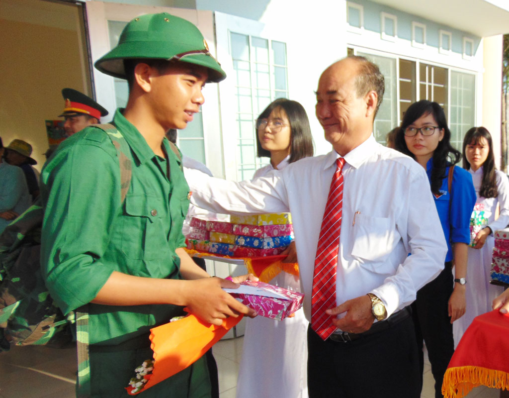 Các địa phương trong tỉnh Long An tiễn tân binh lên đường nhập ngũ 2019