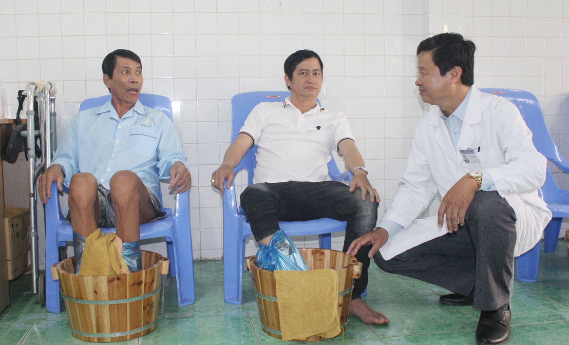 Giám đốc Bệnh viện Y học cổ truyền - Bác sĩ Nguyễn Hữu Phước ân cần thăm hỏi, động viên bệnh nhân