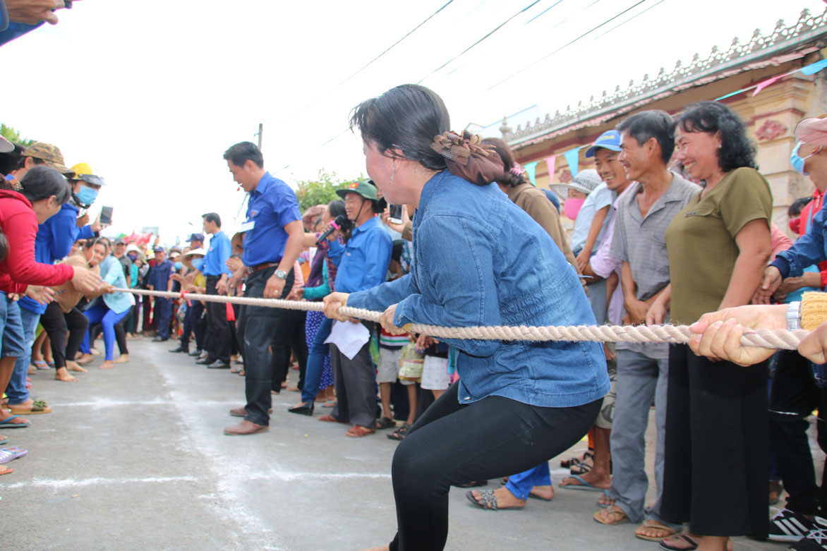 Mọi người tham gia trò chơi kéo co