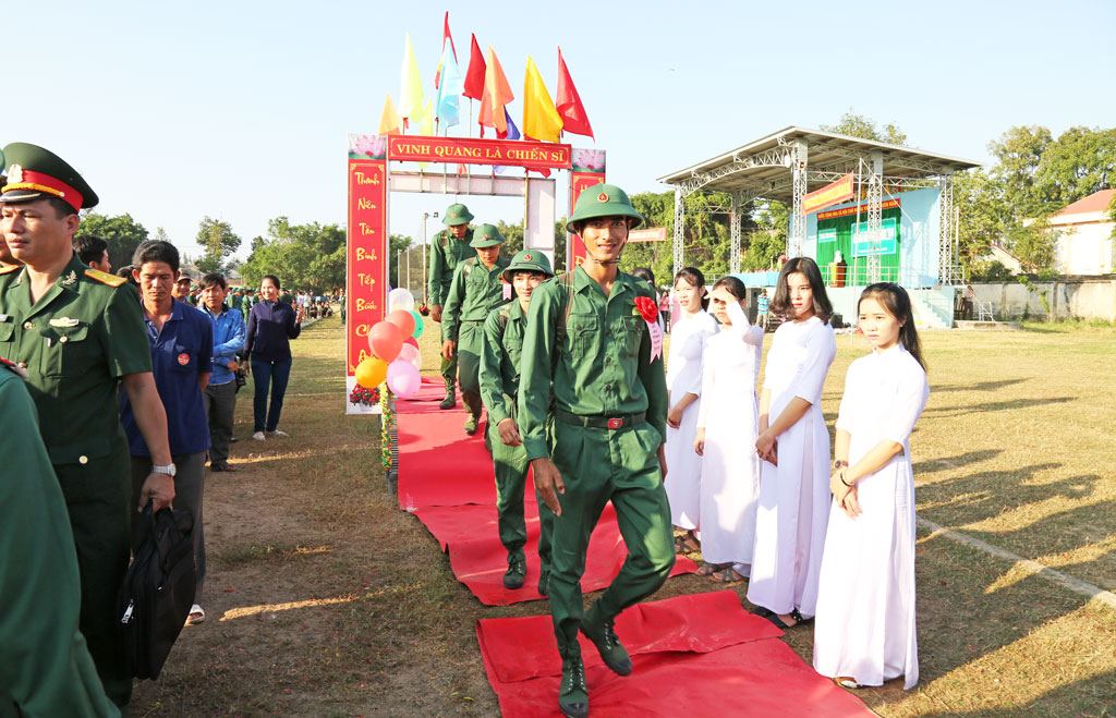 Các địa phương trong tỉnh Long An tiễn tân binh lên đường nhập ngũ 2019