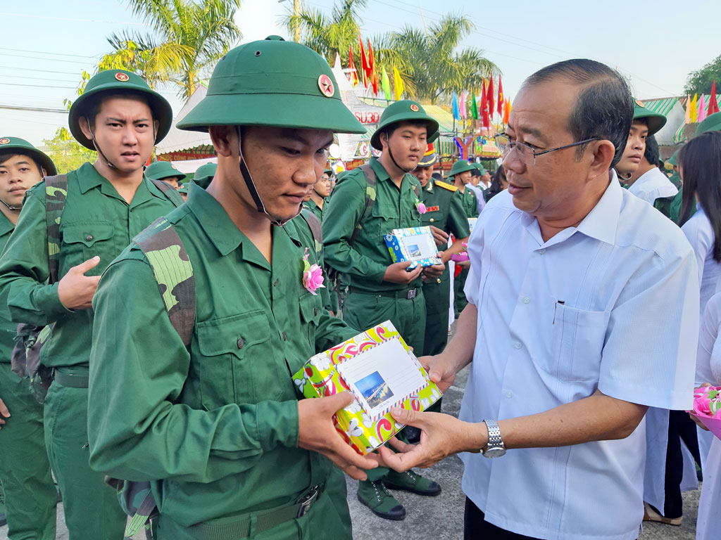 Các địa phương trong tỉnh Long An tiễn tân binh lên đường nhập ngũ 2019