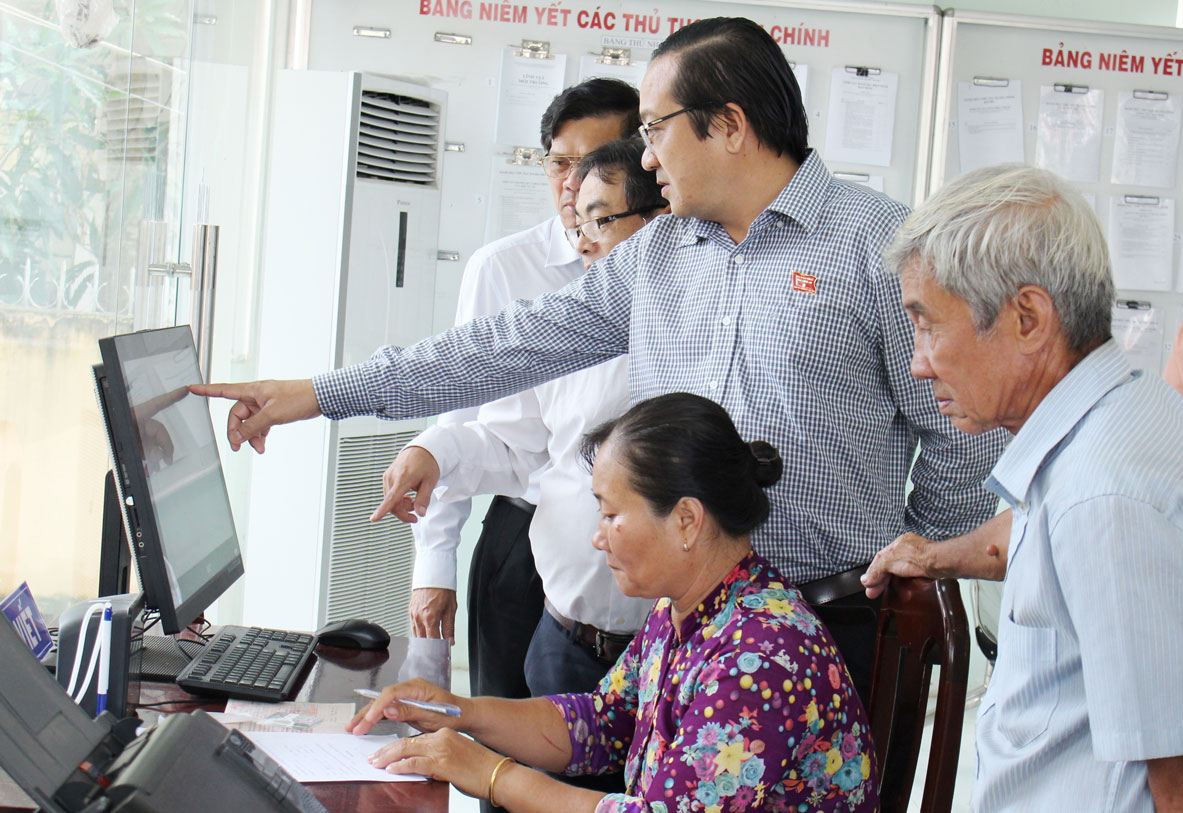 Đoàn giám sát cải cách hành chính HĐND tỉnh kiểm tra Trung tâm Hành chính công huyện Cần Đước