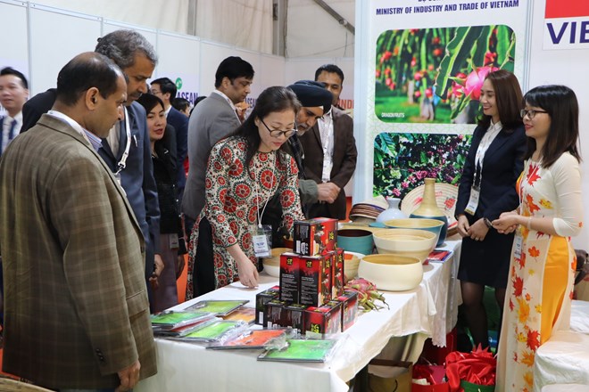 Vietnam participates in ASEAN-India expo At the Vietnamese booth (Photo: VNA)