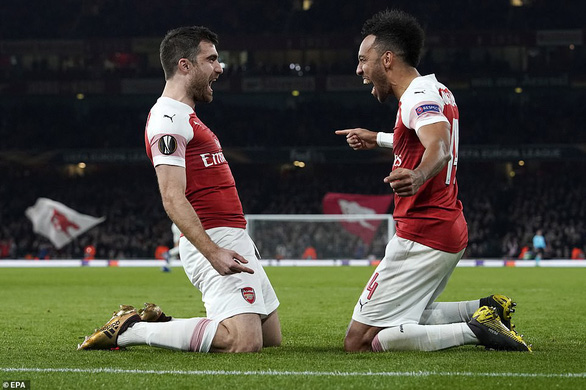 Mesut Oezil chơi mờ nhạt, Arsenal vẫn giành vé