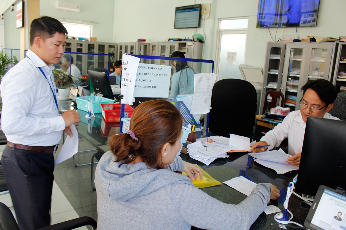 Người dân đến liên hệ giải quyết hồ sơ tại Trung tâm Hành chính công huyện Cần Đước