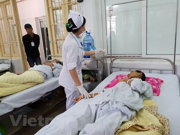 Điều trị cho một bệnh nhân tại Bệnh viện Bạch Mai. (Ảnh: PV/Vietnam+)