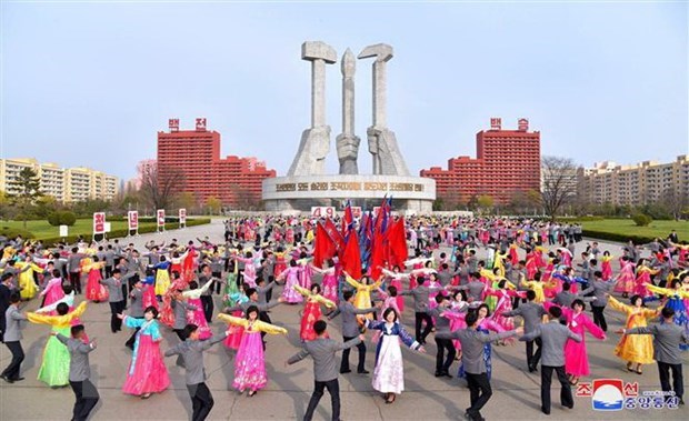 Người dân Triều Tiên múa hát tại một lễ kỷ niệm ở Bình Nhưỡng. (Nguồn: Yonhap/TTXVN)