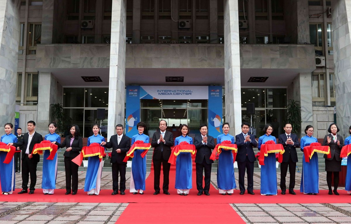 Phó Thủ tướng, Bộ trưởng Bộ Ngoại giao Phạm Bình Minh và các đại biểu cắt băng khai trương Trung tâm Báo chí quốc tế phục vụ Hội nghị Thượng đỉnh Mỹ-Triều Tiên lần thứ hai. (Ảnh: Văn Điệp/TTXVN)