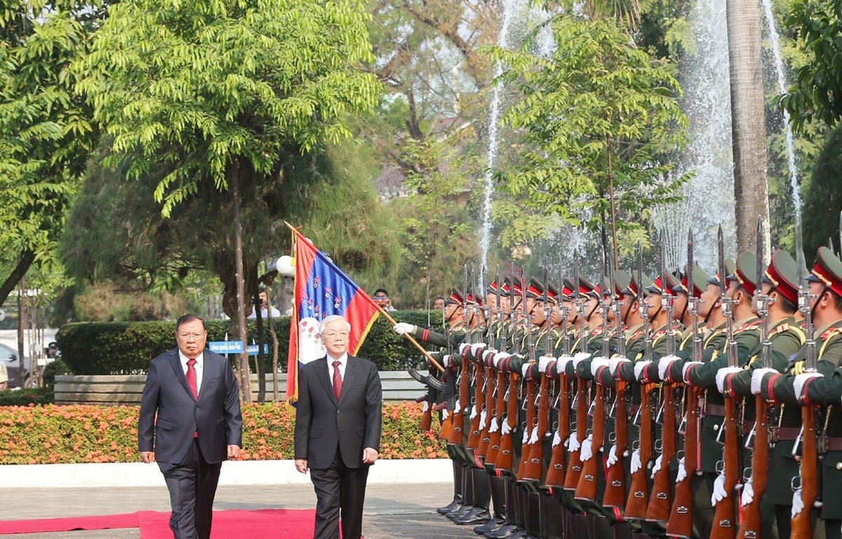 Tổng Bí thư, Chủ tịch nước Lào Bounnhang Vorachith và Tổng Bí thư, Chủ tịch nước Nguyễn Phú Trọng duyệt đội danh dự Quân đội nhân dân Lào tại Lễ đón chính thức. (Ảnh: Trí Dũng/TTXVN)