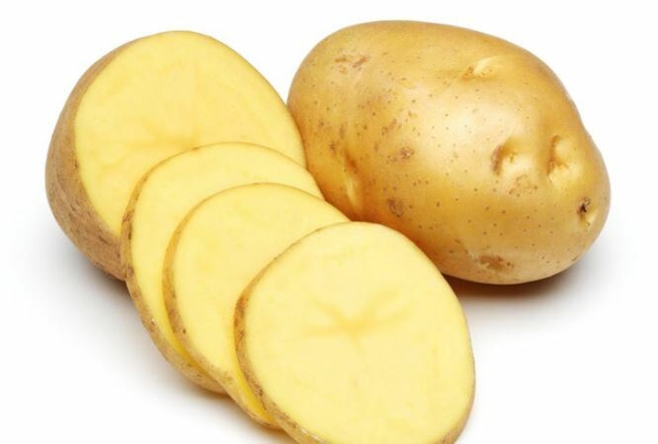 Khoai tây cũng chứa rất nhiều vitamin C (khoảng 45% so với chỉ tiêu hàng ngày trong một miếng). Tuy nhiên, hầu hết vitamin C bị phá hủy khi nấu chín, vì vậy, ăn khoai tây được nấu chín, chưa gọt vỏ sẽ có lợi hơn. Ngoài ra, khoai tây có chứa chất xơ rất tốt cho sức khỏe của ruột.