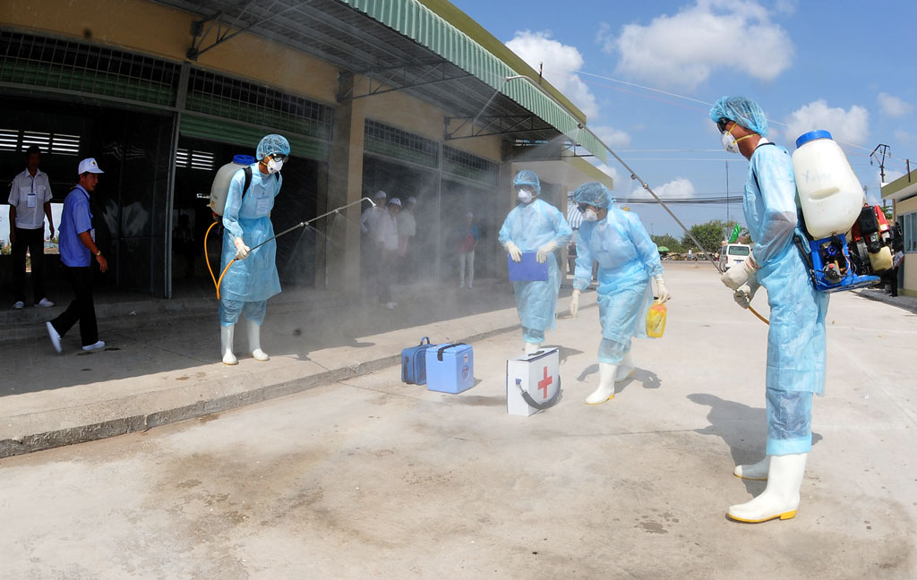 Phun thuốc khử trùng, tiêu độc môi trường chăn nuôi để phòng bệnh trên gia súc, gia cầm cho người dân