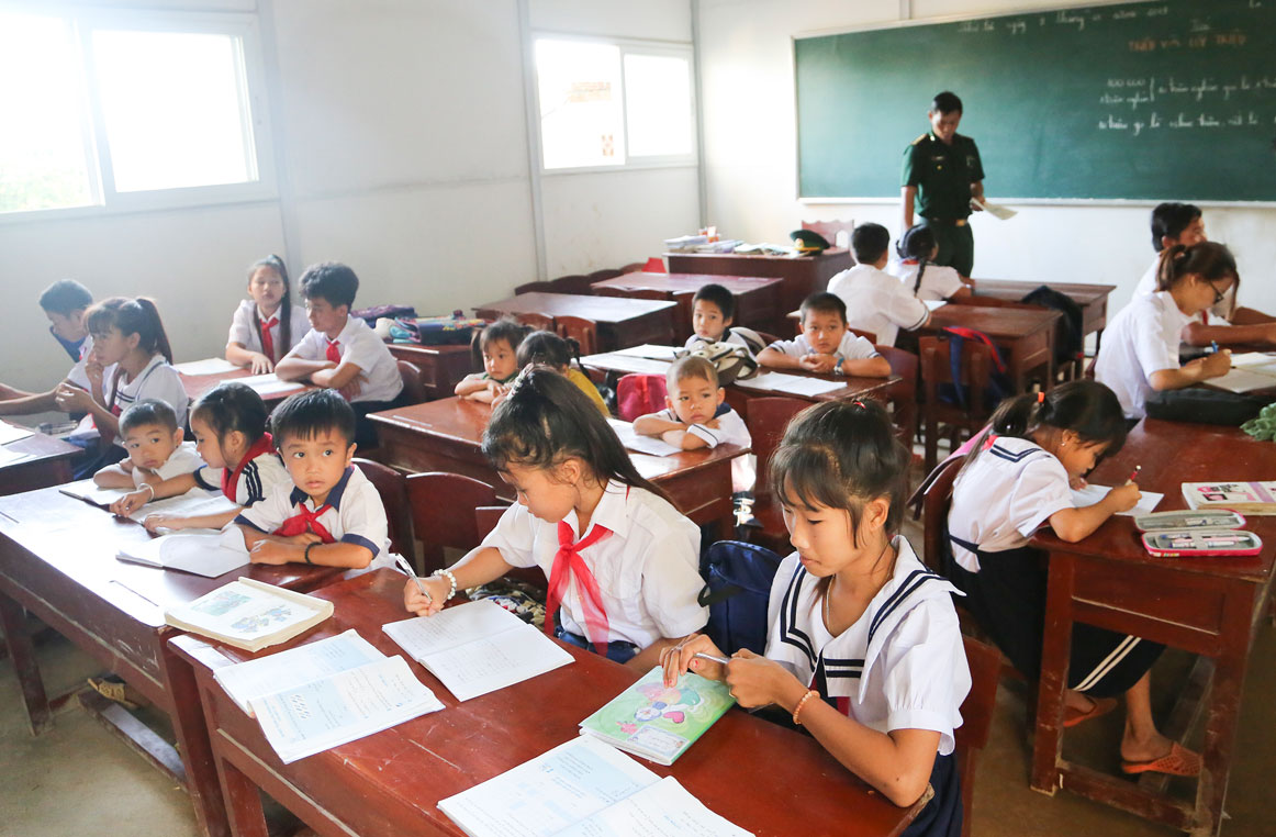 Giờ học của các em học sinh trên đảo Hòn Chuối