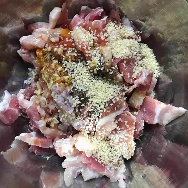 Hướng dẫn cách làm thịt xiên nướng tại nhà bằng lò nướng Xả, hành tím, hành tây, tỏi băm nhỏ và nhuyễn (có thể cho vào máy xay thật nhỏ).