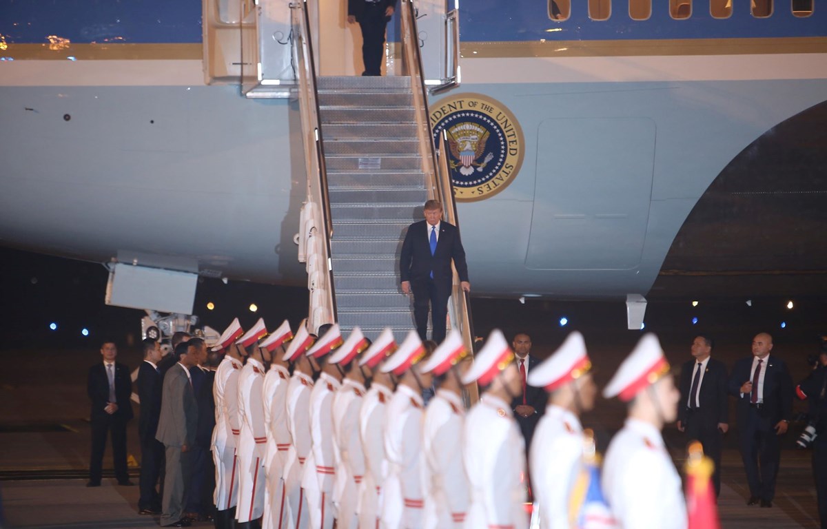 Ông Donald Trump bước xuống chiếc Air Force One sau khi máy đáp xuống Nội bài (Ảnh: Vietnam+)