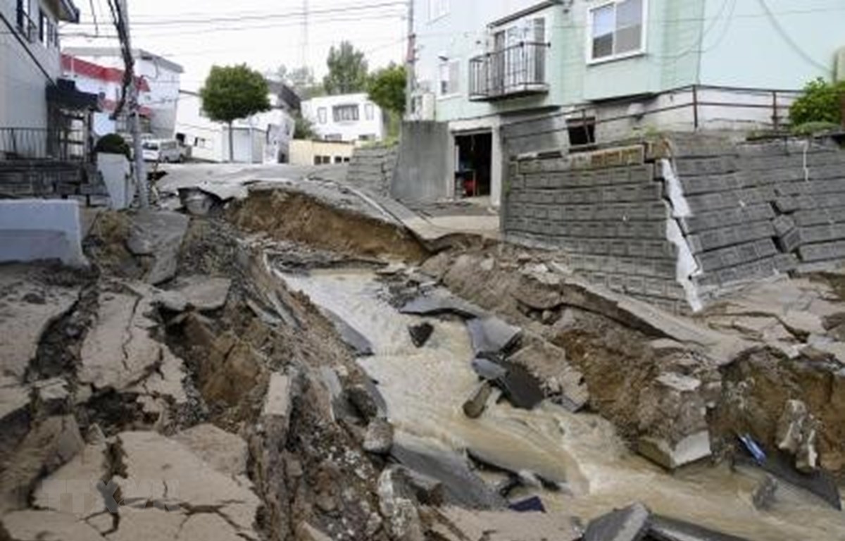 Đoạn đường bị hư hại sau động đất tại Sapporo, Hokkaido, Nhật Bản ngày 6/9/2018. (Nguồn: Kyodo/TTXVN)