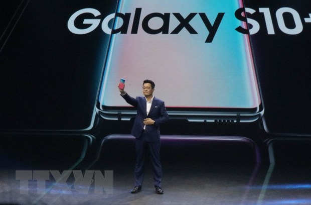 Tổng Giám đốc Samsung Vina Suh Kyung Wook giới thiệu phiên bản Galaxy S10 tại thị trường Việt Nam. (Ảnh: Tiến Lực/TTXVN)