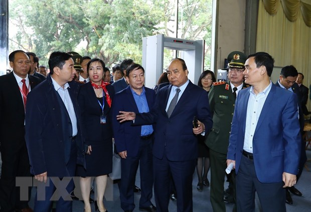 Thủ tướng Nguyễn Xuân Phúc kiểm tra Trung tâm Báo chí quốc tế Hội nghị Thượng đỉnh Mỹ-Triều Tiên lần thứ hai. (Ảnh: TTXVN)