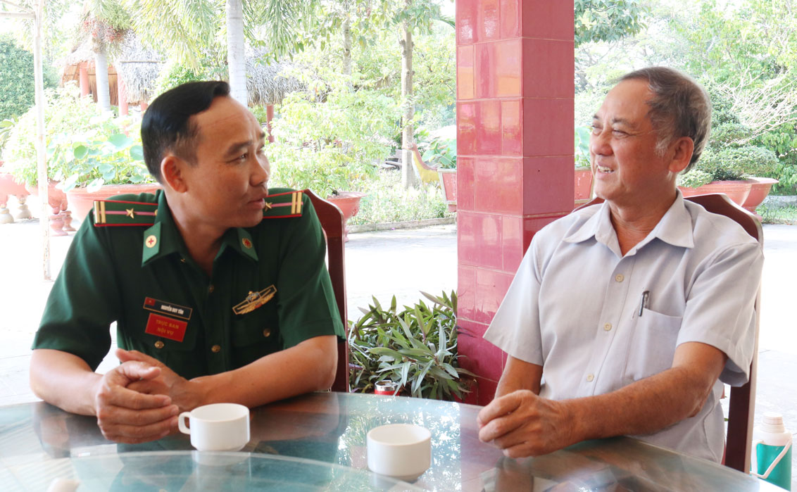Ông Nguyễn Văn Sum (xã Bình Hiệp, thị xã Kiến Tường) chia sẻ câu chuyện về việc “bám” biên giới