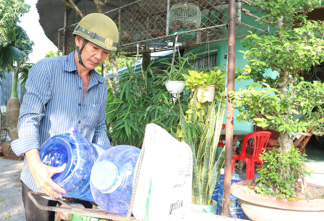 Những lão nông “bám” đường biên, cột mốc Ông Nguyễn Văn Bé Bảy (xã Tuyên Bình, huyện Vĩnh Hưng) - lão nông tiêu biểu được tuyên dương nhiều năm liền vì có thành tích tốt trong việc giữ gìn, bảo vệ đường biên, cột mốc