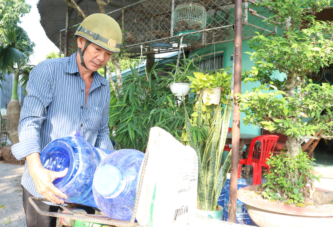 Ông Nguyễn Văn Bé Bảy (xã Tuyên Bình, huyện Vĩnh Hưng) - lão nông tiêu biểu được tuyên dương nhiều năm liền vì có thành tích tốt trong việc giữ gìn, bảo vệ đường biên, cột mốc