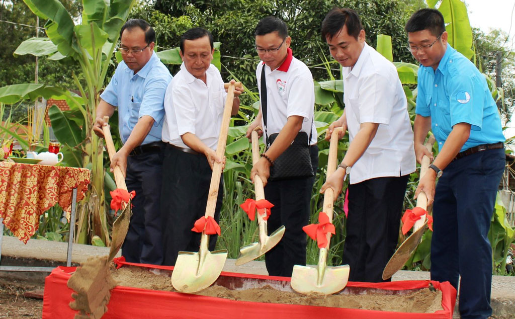 Lễ khởi công xây dựng cầu nhân ái kênh Văn Phòng - một trong những công trình thanh niên chào mừng Đại hội đại biểu Hội Liên hiệp Thanh niên Việt Nam các cấp, nhiệm kỳ 2019-2024