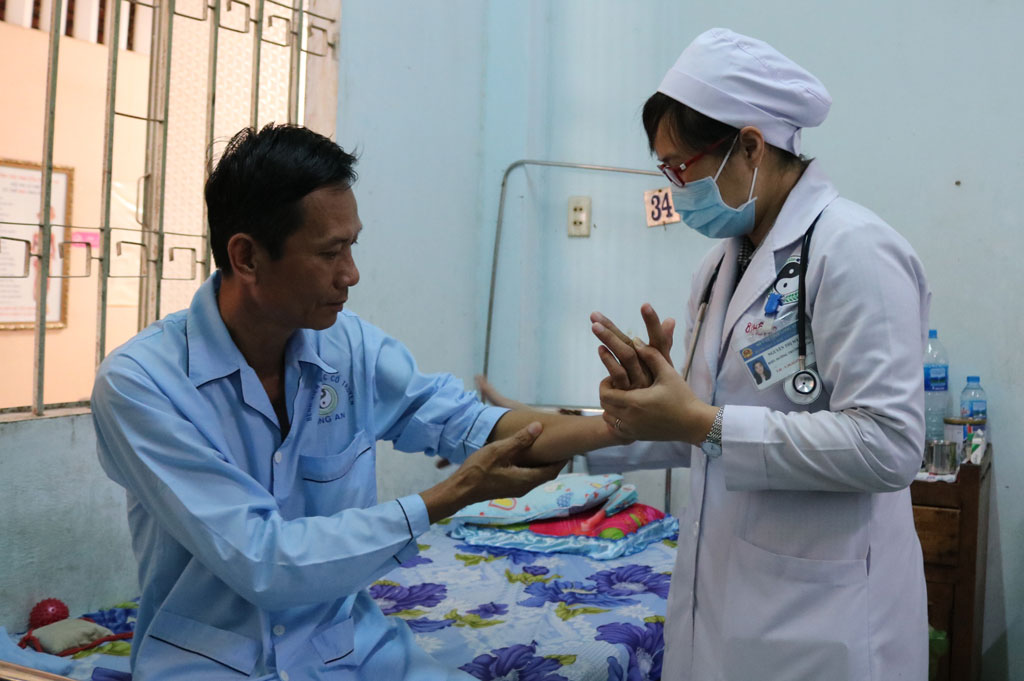 Nhanh nhẹn, nhiệt tình và thân thiện là ấn tượng của nhiều bệnh nhân đối với bác sĩ chuyên khoa I - Nguyễn Thị Hồng Vân Trưởng khoa Nội Tổng hợp, Bệnh viện Y học cổ truyền Long An