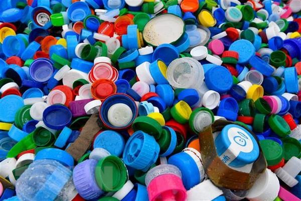 Các sản phẩm nắp hộp nhựa phế thải tại một nhà máy tái chế gần Marseille, Pháp. (Nguồn: AFP/TTXVN)