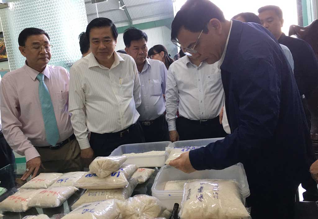 Bộ trưởng Bộ Nông nghiệp và Phát triển nông thôn - Nguyễn Xuân Cường thăm và làm việc tại Long An, khảo sát việc thu mua lúa vụ Đông Xuân