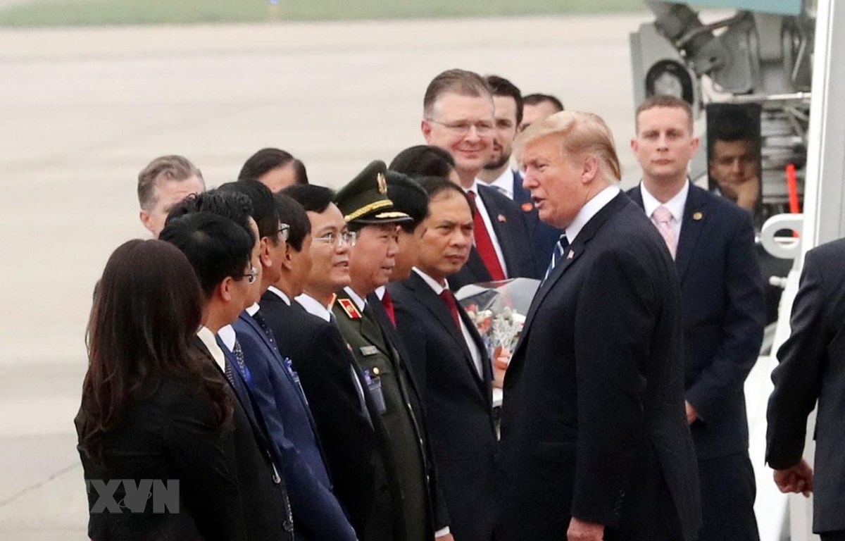 Các quan chức Việt Nam tiễn Tổng thống Mỹ Donald Trump tại sân bay quốc tế Nội Bài. (Ảnh: Trọng Đức/TTXVN)\