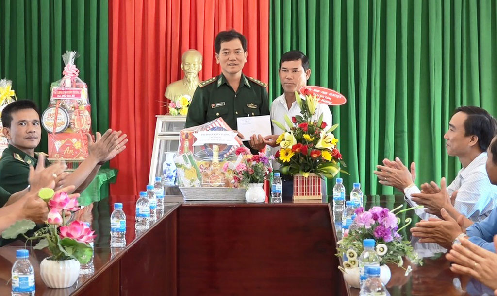 Thăm, tặng quà cán bộ, chiến sĩ nhân kỷ niệm 60 năm Ngày truyền thống Bộ đội Biên phòng